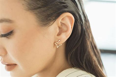 Mimpi memakai anting panjang id - Mungkin banyak dari kita pernah bermimpi memakai baju tertentu, termasuk baju putih